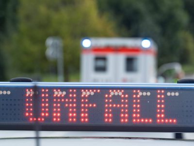 Horrorcrash auf A59 in Köln-Wahn: Flüchtiger Unfallverursacher sorgt für Aufsehen. Er flüchtete "unbekleidet" vor der Polizei.