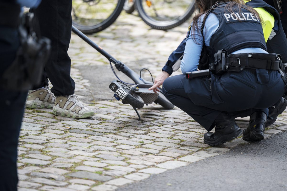 In Mülheim wird eine Polizistin mit einem E-Scooter abgeworfen und verletzt. Der Täter flüchtet, aber kommt wenig später zurück.