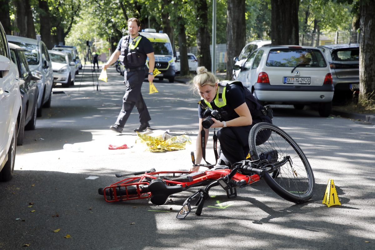 In Duisburg kam es zu einem schweren Unfall zwischen einer 82-jährigen Fahrradfahrerin und einem 65-jährigem Autofahrer. Die Seniorin schwebt in Lebensgefahr.