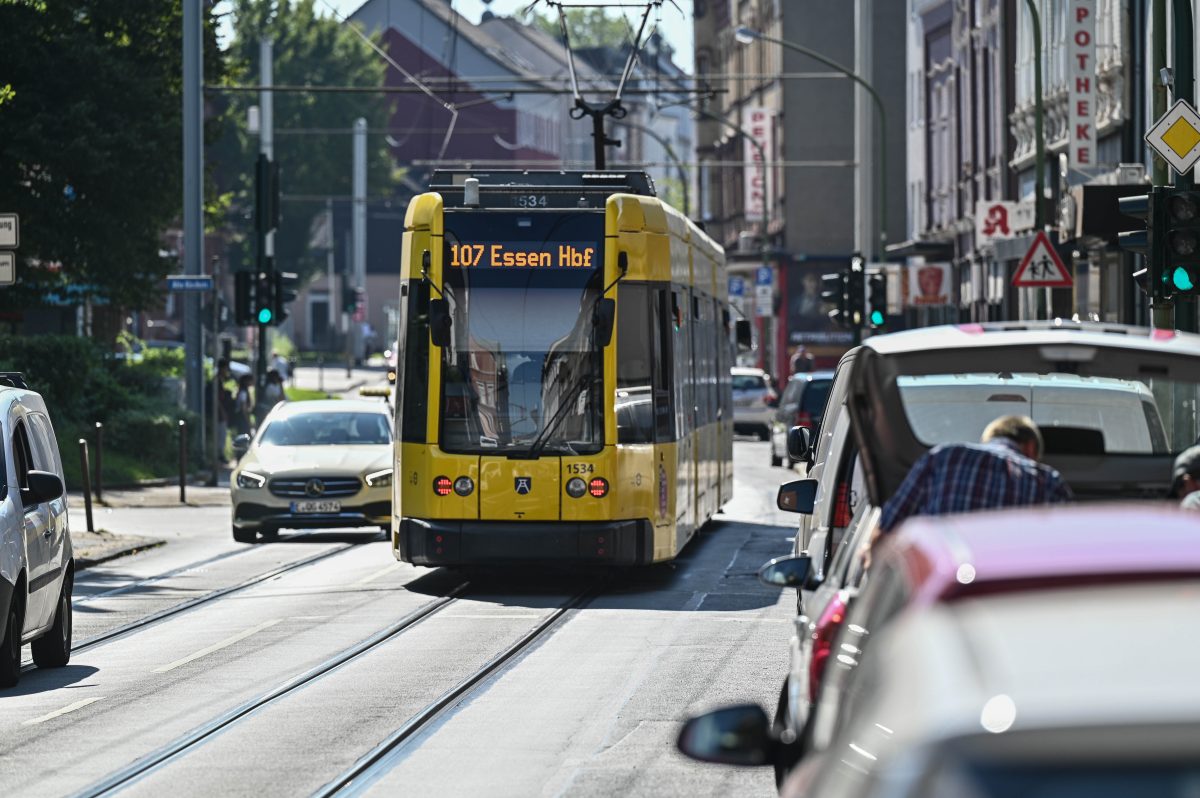Straßenbahn der Ruhrbahn zum Hauptbahnhof Essen