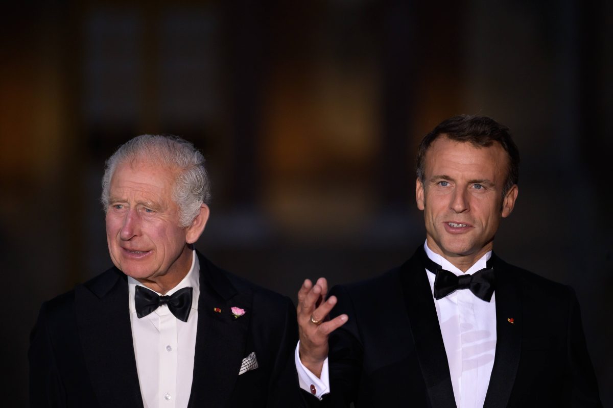 König Charles III. trifft Macron in Paris. Dann passiert etwas, was Fans wütend macht.