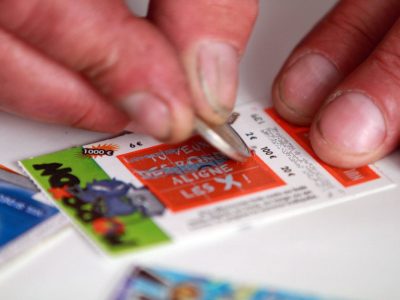 Mann kratzt Lotto-Rubbellos frei
