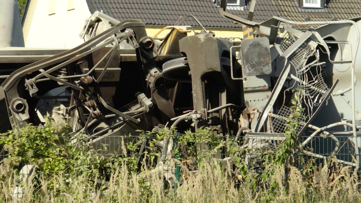 NRW: Schlimmes Zug-Unglück mit einem Toten.