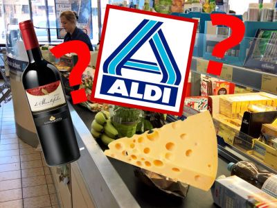 Eine Kasse von Aldi mit Kassiererin und Lebensmitteln.