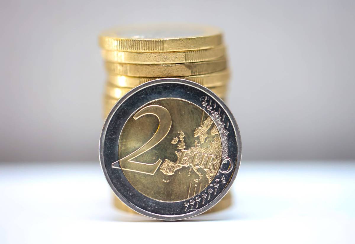 2-Euro-Münzen liegen auf einem Stapel übereinander, davor ist die Vorderseite einer 2-Euro-Münze zu sehen.