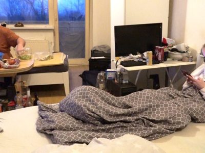 Bürgergeld-Empfängerin Celine will eine neue Wohnung. Am liebsten mit Luxus-Dusche.