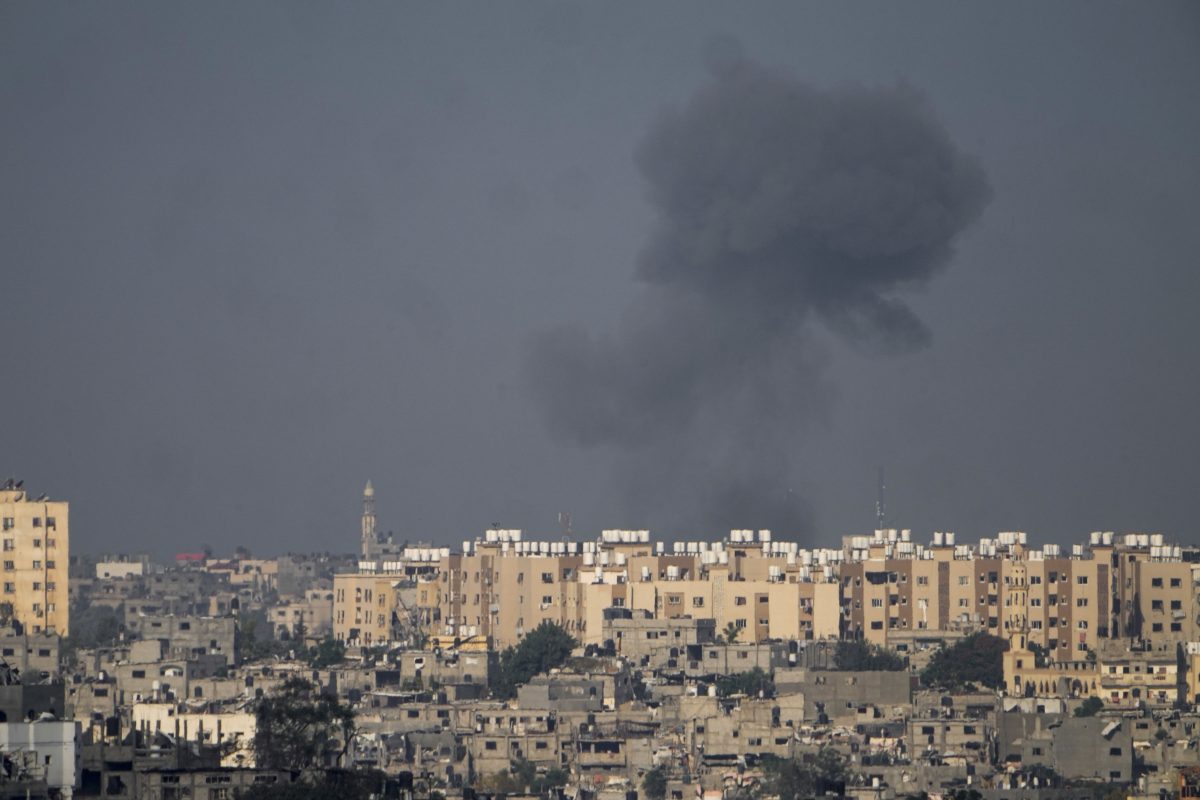 Israel-Krieg: Über Gaza steigt nach einem Luftangriff Rauch auf.