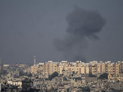 Israel-Krieg: Über Gaza steigt nach einem Luftangriff Rauch auf.