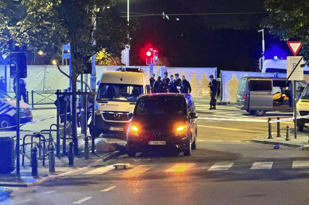 Eine Polizeiabsperrung am Tatort. In Brüssel sind am Montagabend zwei Menschen erschossen worden.