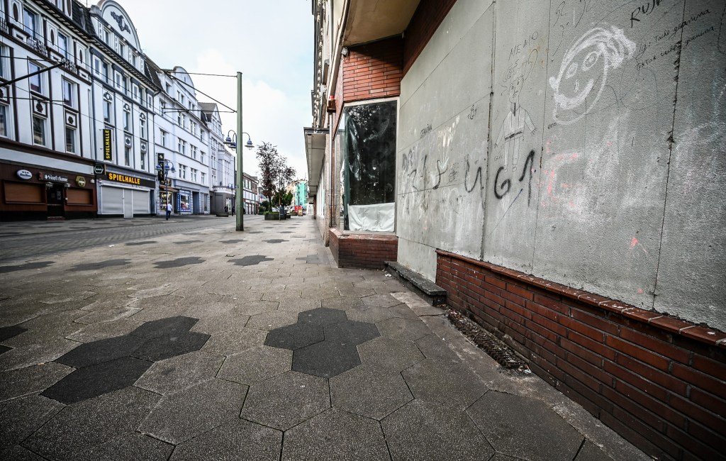 Duisburg-Nord - Deine Schattenseiten und Lichtblicke. Eine leere, verlassene Straße