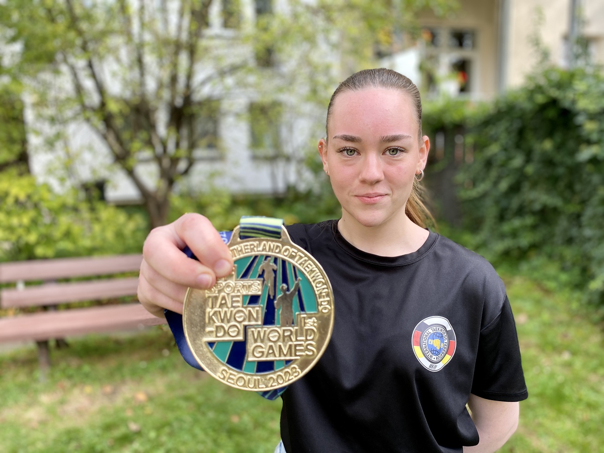 Taekwondo-World-Games-Siegerin Elisabeth Buchmiller mit ihrer Medaille