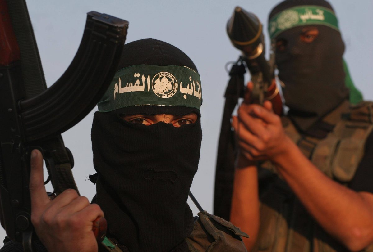 Grauen und Schrecken verbreiten die Hamas-Terroristen in Israel. Eine 25-Jährige Israelin wird als Heldin gefeiert, weil sie ihre Siedlung davor bewahrte.