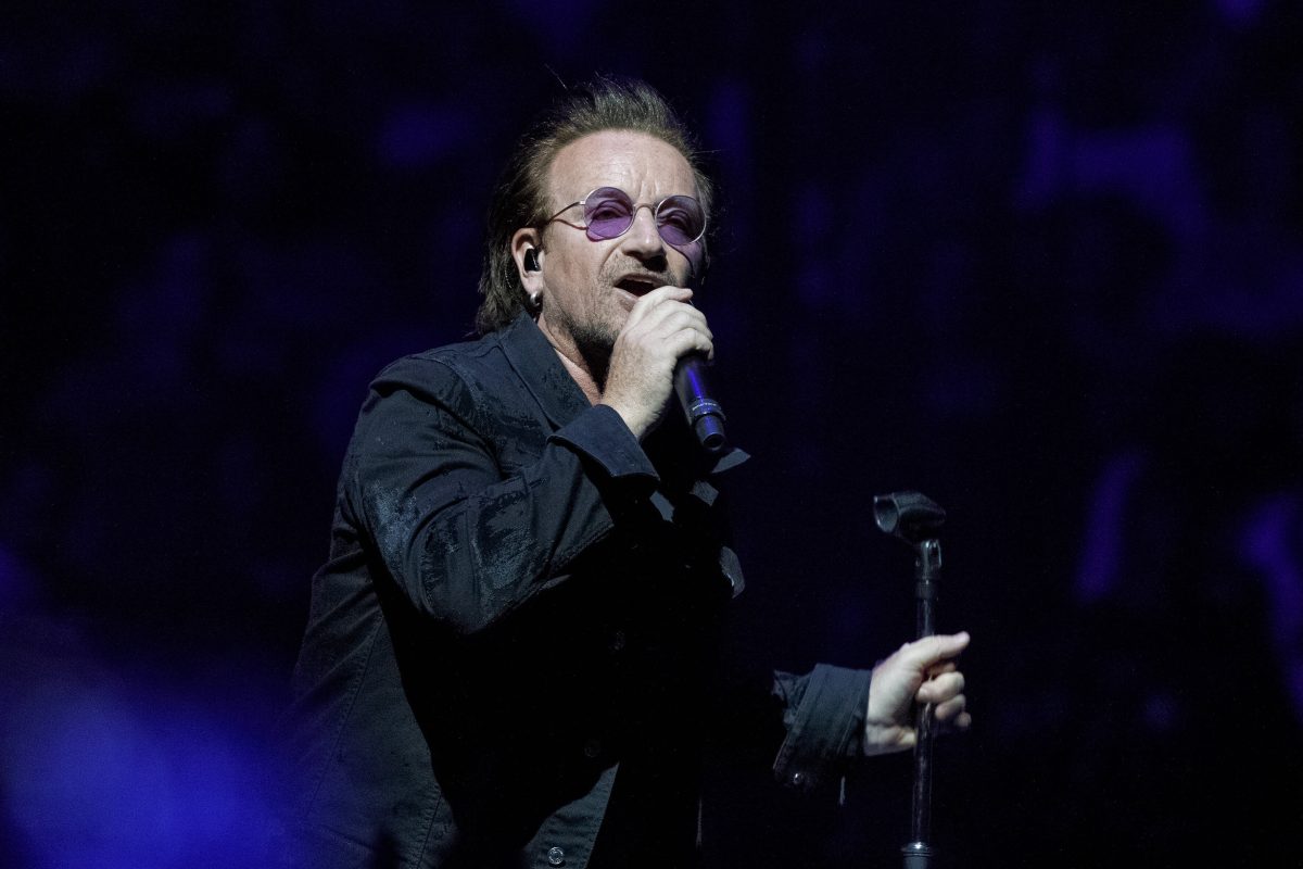 "U2"-Sänger Bono kämpft in Las Vegas mit den Tränen, als er an die Opfer in Israel denkt.