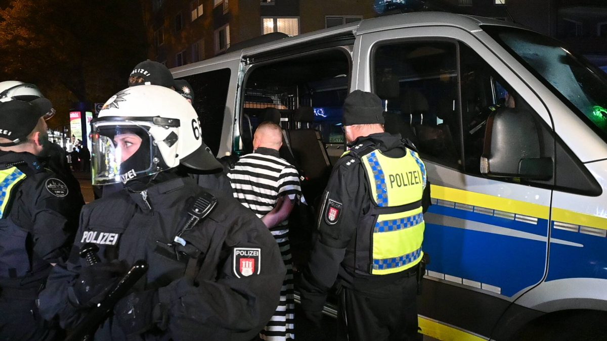 Halloween 2022 Polizei Hamburg nimmt "Knasti" fest