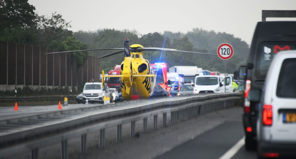 Auf der A3 in Oberhausen kam es am Dienstagnachmittag (17. Oktober) zu einem schweren Verkehrsunfall. Ein Mann wurde in seinem Führerhaus eingeklemmt und verletzte sich schwer (Symbolbild).
