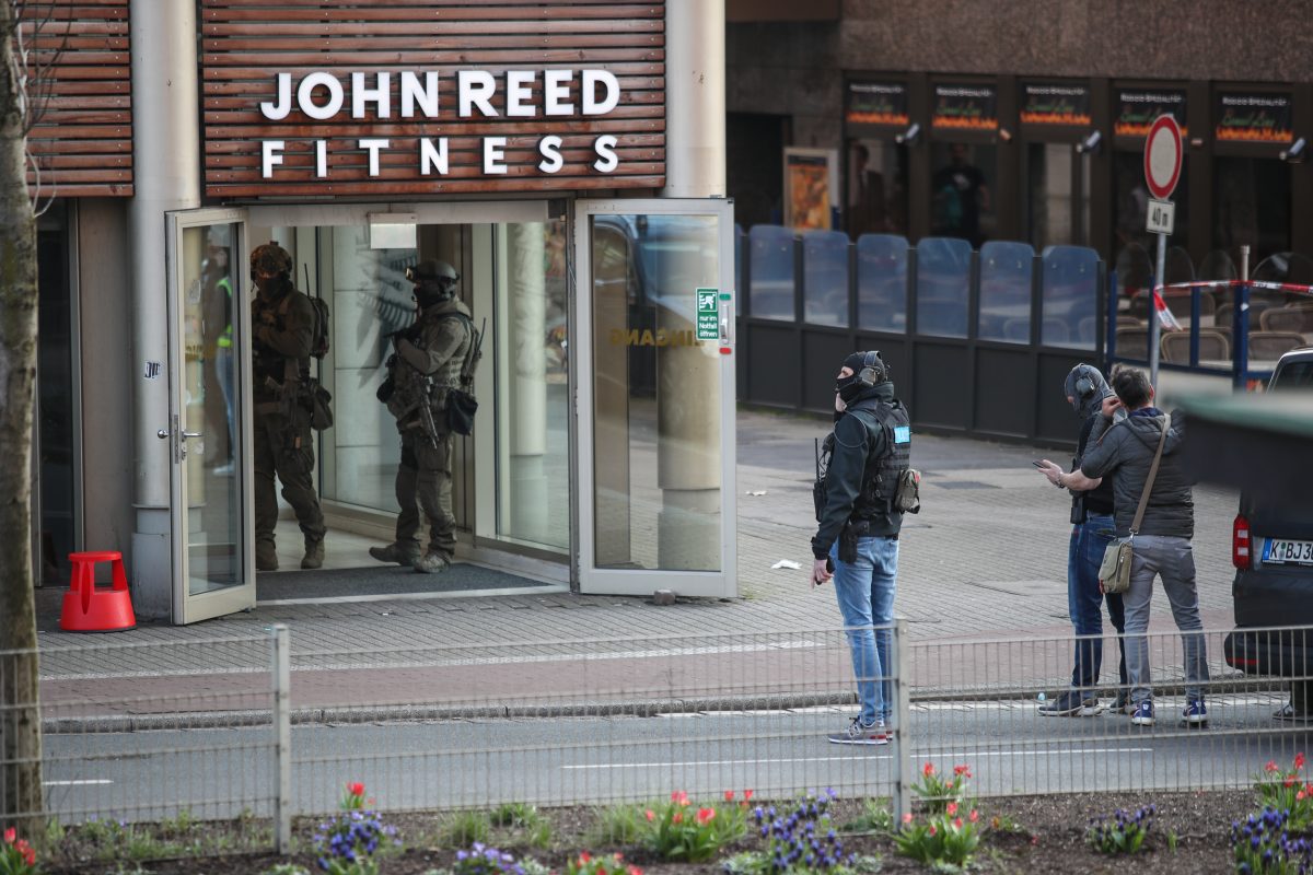 Duisburg: Nach dem blutigen Messerangriff in einem John-Reed-Fitnessstudio spricht jetzt das Opfer Yasin Güler.