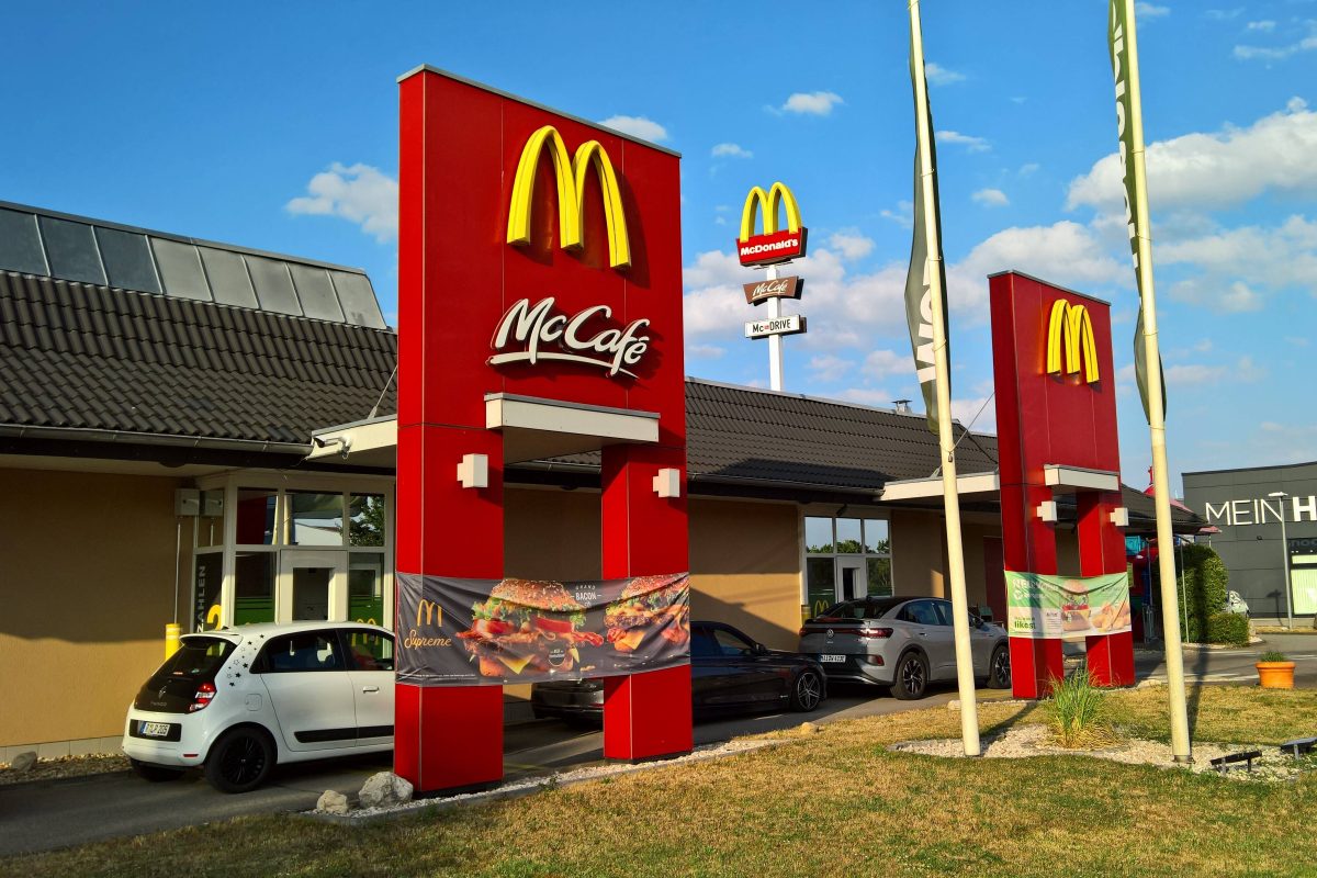 McDonald’s: Kunde fährt durch McDrive und erlebt blaues Wunder – „Wegbleiben“