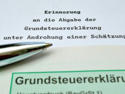 In Deutschland fehlen immer noch viele Grundsteuererklärungen. Bei einigen flattern nun Erinnerungsbriefe ins Haus. Darauf solltest du achten.