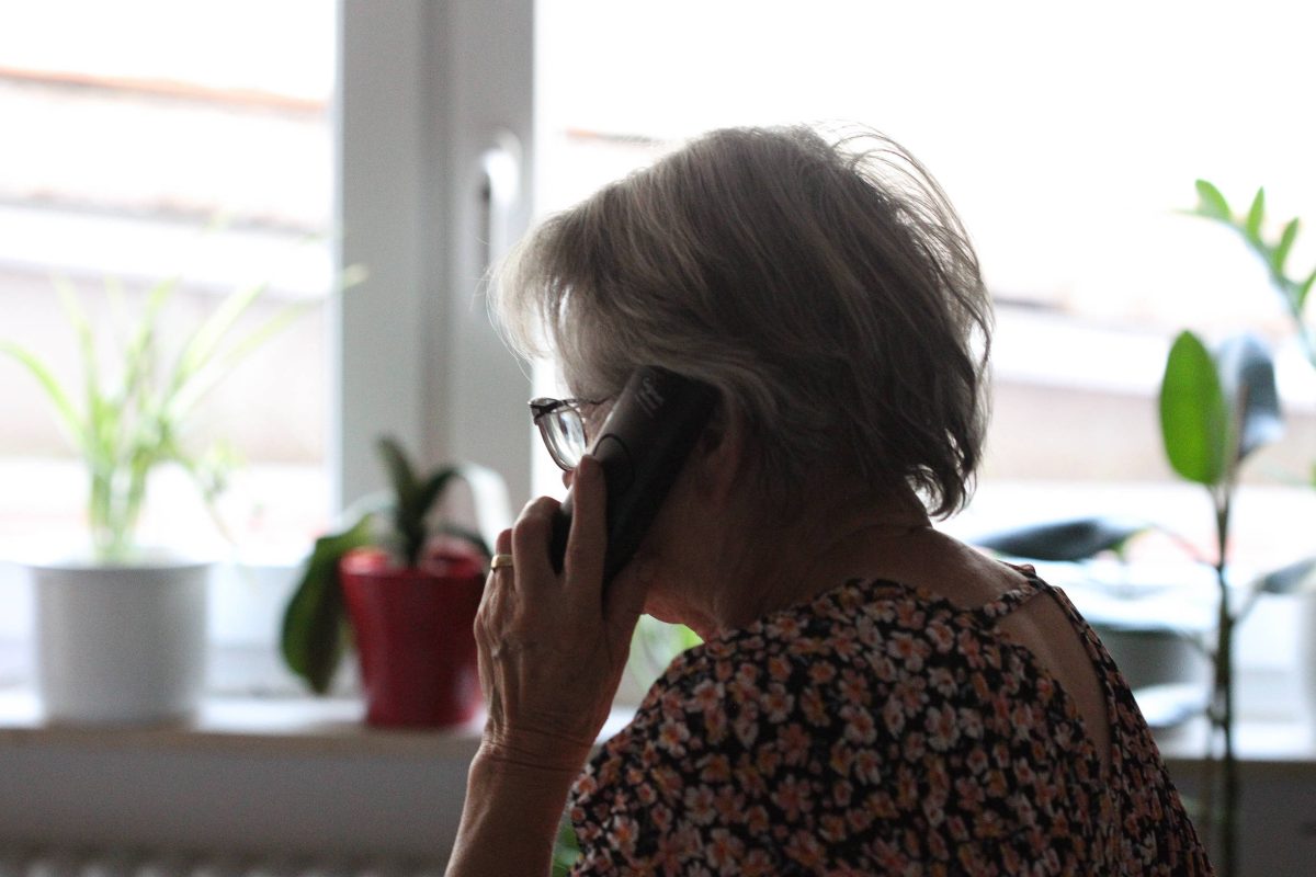 Eine Rentnerin bezahlte jahrelang unwissentlich für zwei Telefonanschlüsse. Eine skurrile Geschichte mit einem überraschenden Ende.