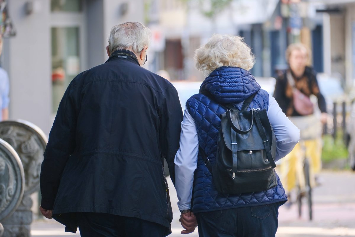 Die Rente kommt nicht automatisch, sie muss beantragt werden. Außerdem müssen Voraussetzungen erfüllt sein, beispielsweise beim Rentenalter.