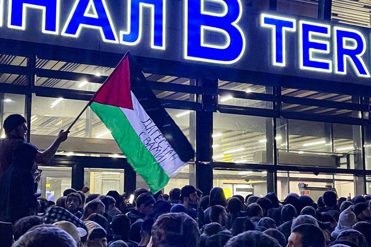 Russland: Ein antisemitischer Mob in Dagestan stürmt wegen der Ankunft einer israelischen Maschine den Flughafen.