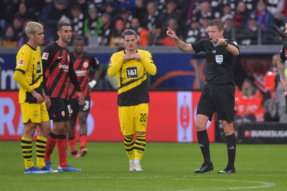 Schiedsrichter Robert Schröder hatte beim Spiel von Borussia Dortmund alle Hände voll zu tun.