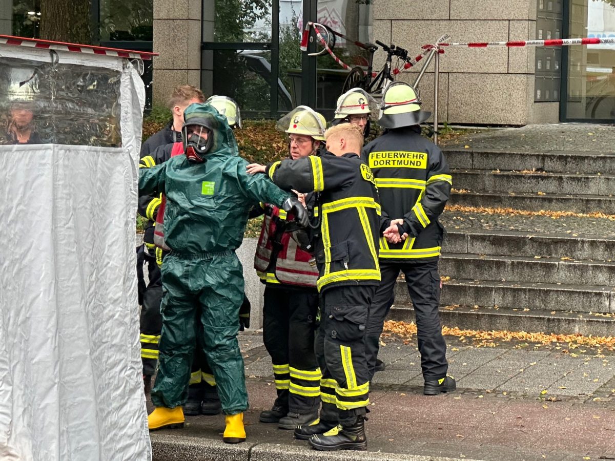 Feuerwehr in Schutzanzügen in Dortmund