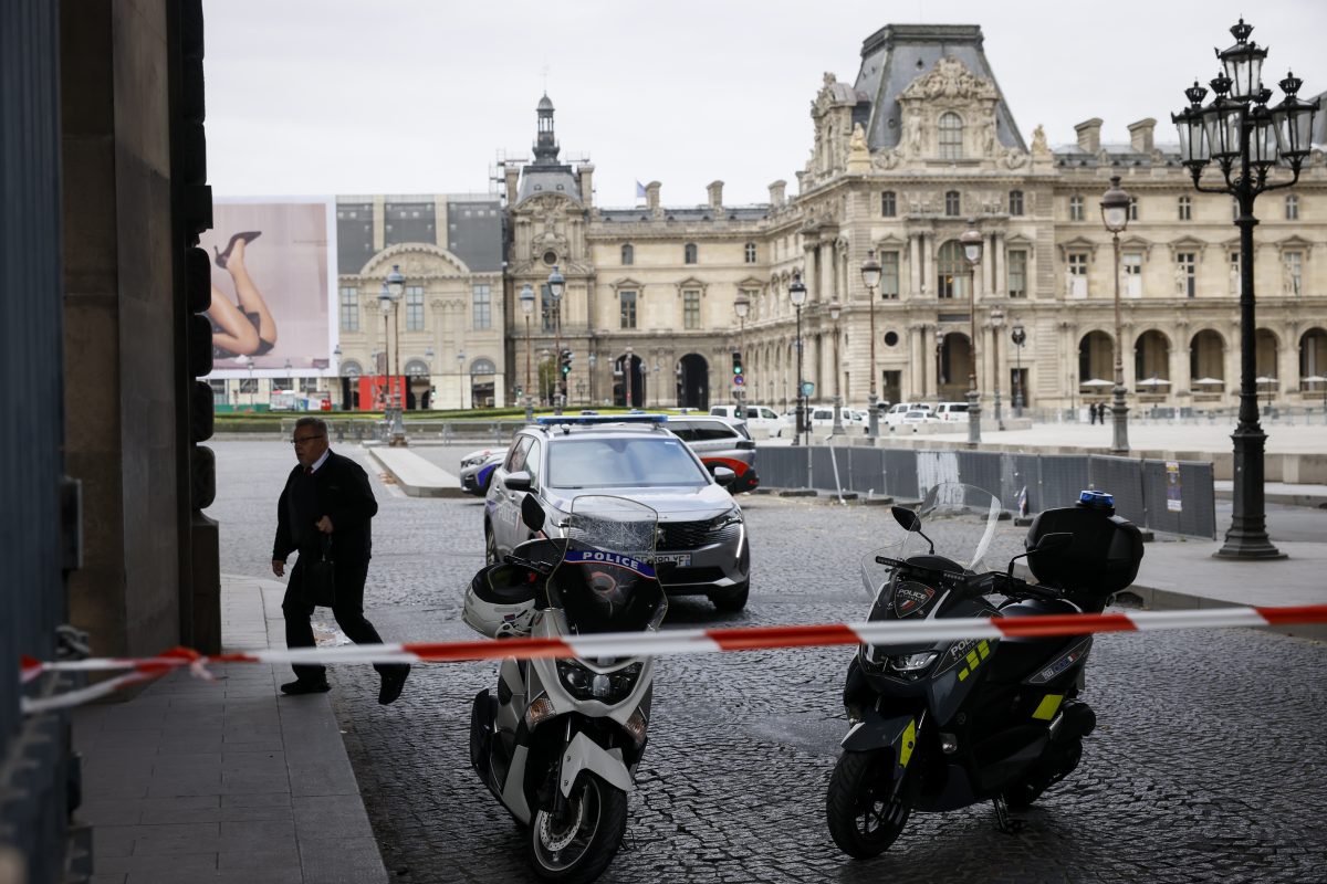 Frankreich: Louvre und Schloss Versailles nach Bomben-Drohung evakuiert – Regierung gibt Entwarnung