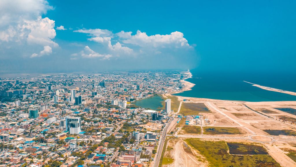 Eine Luftaufnahme der Stadtlandschaft am Meer von Lagos, Nigeria.