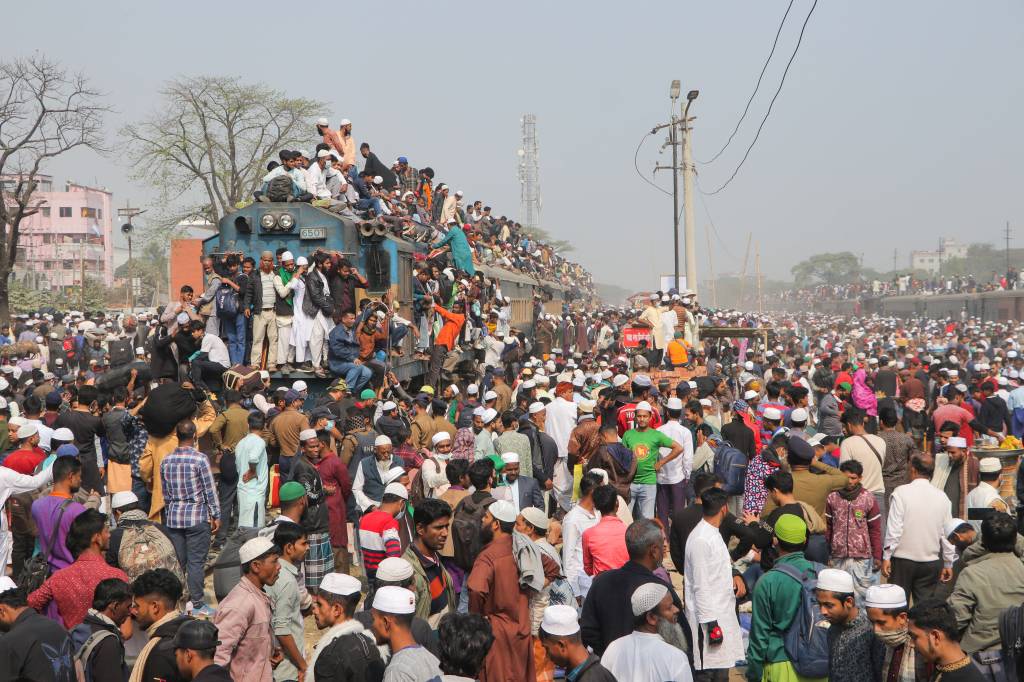 Muslimische Gläubige reisen in überfüllten Zügen zum Gebet nach Dhaka in Bangladesch.