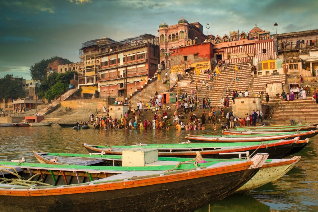 Ein Blick vom Wasser des Ganges auf einen Tempel in Indien.