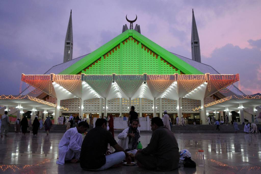 Muslime vor der Faisal-Moschee in Islamabad, der Hauptstadt Pakistans.