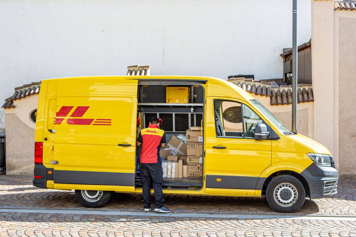 DHL Muelheim Paketbote