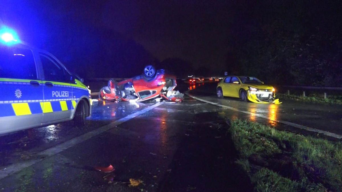 Auf der A45 in Dortmund kam es in Folge von Starkregen zu einem Unfall mit zwei Pkw.
