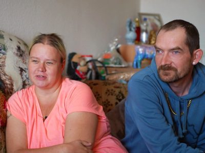 Bürgergeld-Empfängerin Sandra hat Angst, dass man ihr den Sohn wegnimmt.