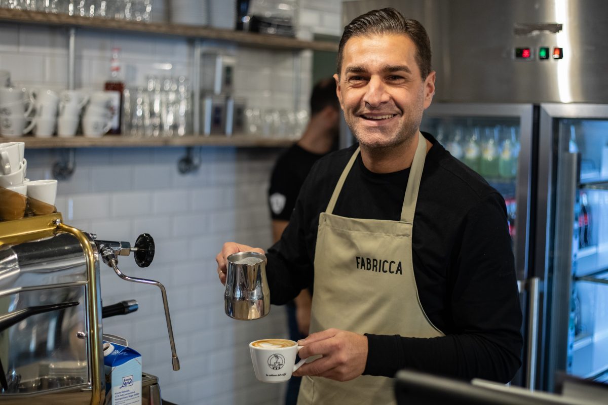 Inhaber Memo Inan muss sein Café „Fabricca“ schließen.