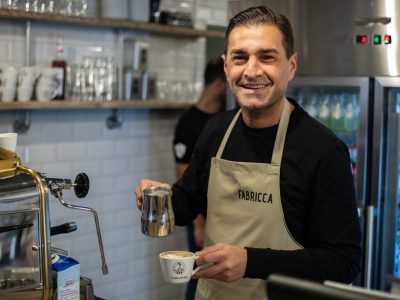 Inhaber Memo Inan muss sein Café „Fabricca“ schließen.