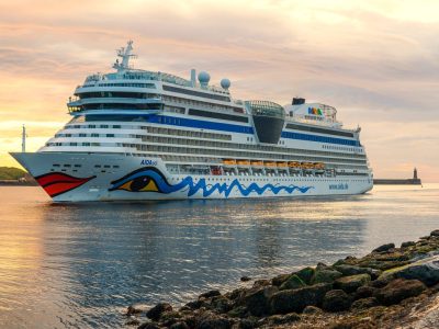 Kreuzfahrtschiff der AIDA bei Sonnenuntergang.