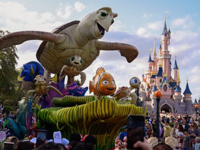 Eine Parade im Disneyland Paris, mit dem Thema aus dem Film "Nemo". Im Hintergrund ist das bekannte Disney-Schloss.