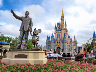 Statur von Walt Disney und Mickey Maus im Magic Kingdom at Walt Disney World. Im Hintergrund ist das berühmte Cinderella-Schloss.