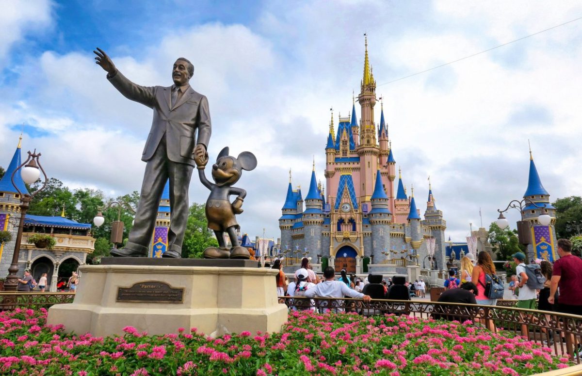 Statur von Walt Disney und Mickey Maus im Magic Kingdom at Walt Disney World. Im Hintergrund ist das berühmte Cinderella-Schloss.