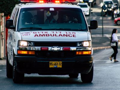 Erschreckende Szenen im morgendlichen Berufsverkehr in Jerusalem: Mehrere mutmaßlich palästinensische Attentäter haben auf Menschen geschossen.