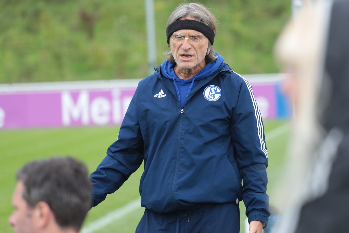 Beim FC Schalke 04 meckert Norbert Elgert.