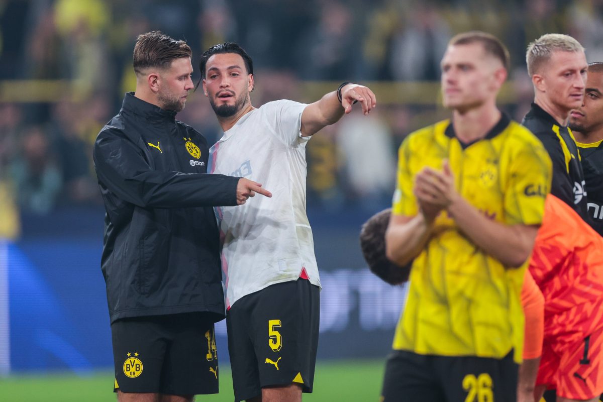 Bei Borussia Dortmund diskutieren Niclas Füllkrug und Ramy Bensebaini.
