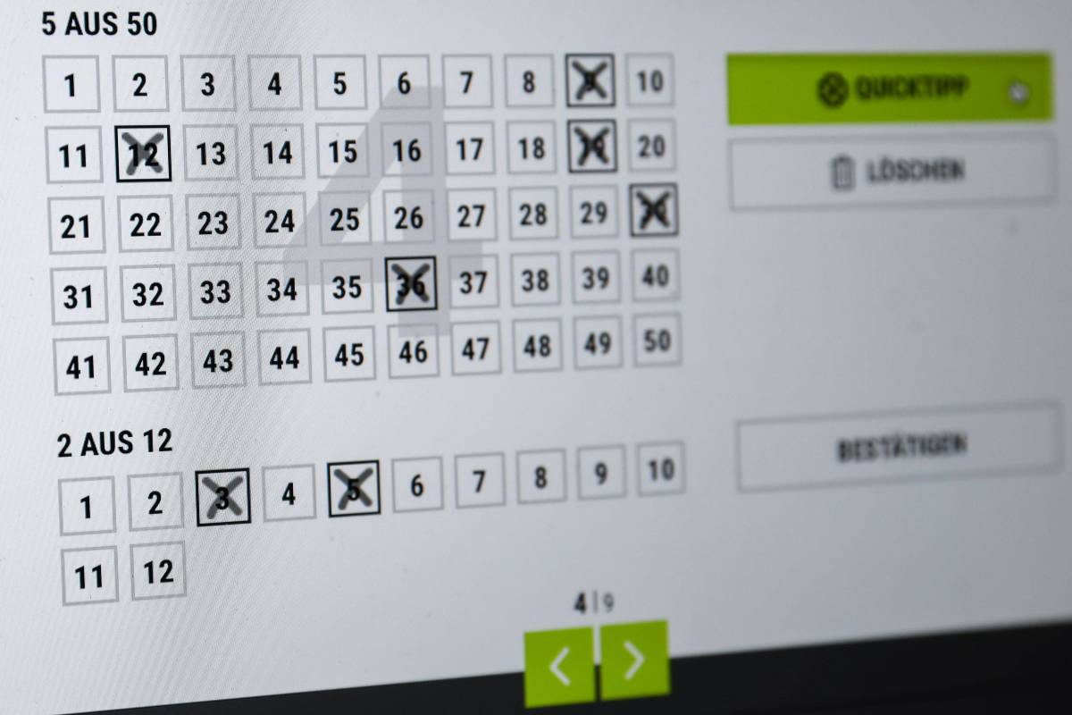 Ein Lotto-Spielschein mit angekreuzten Zahlen ist auf einem Computer zu sehen.