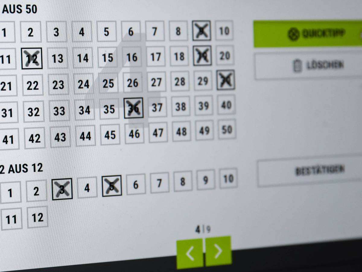 Ein Lotto-Spielschein mit angekreuzten Zahlen ist auf einem Computer zu sehen.