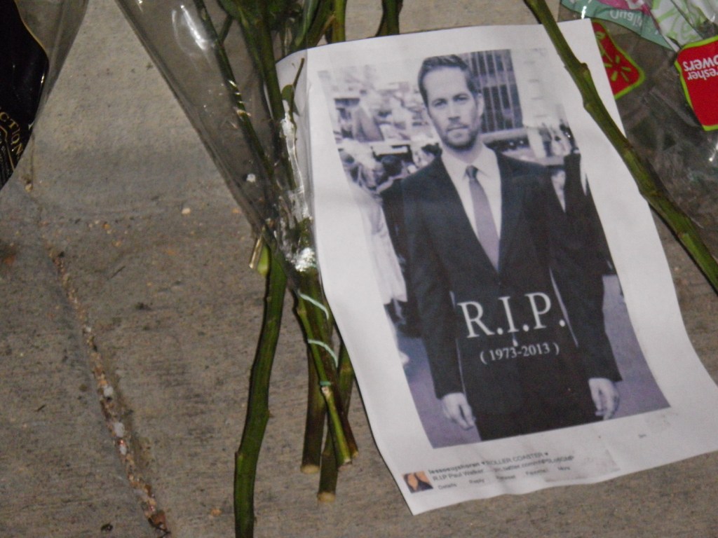 Ein Gedenkbild und Blumen zu Paul Walkers Ehren.