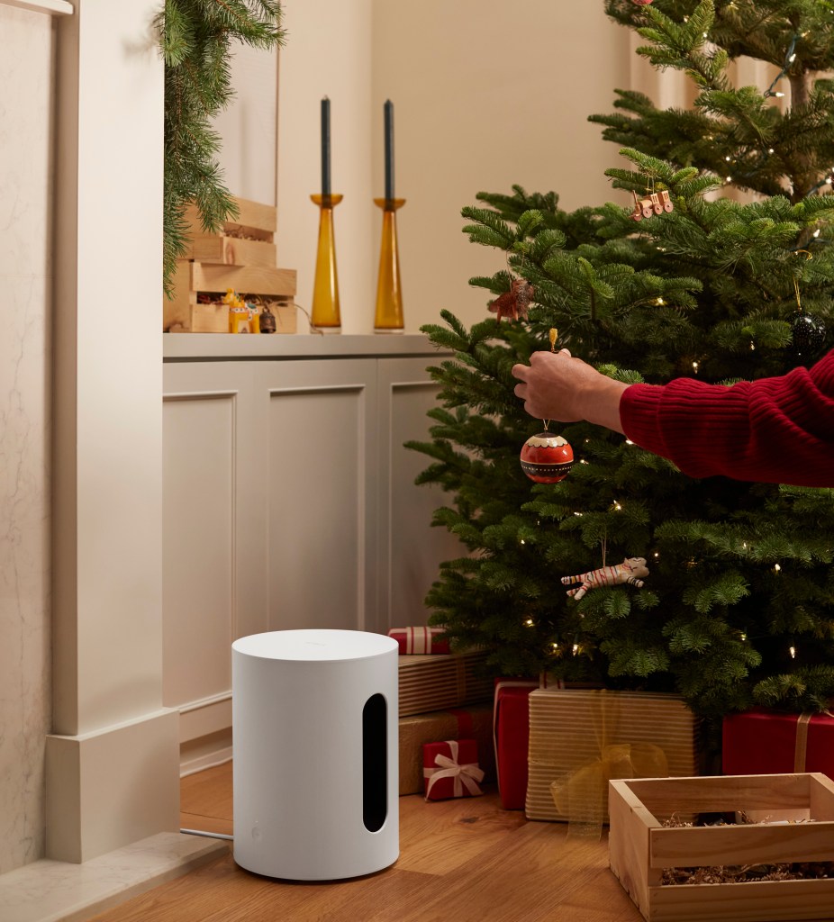 Sonos Mini Sub Subwoofer in weihnachtlich geschmücktem Wohnzimmer.