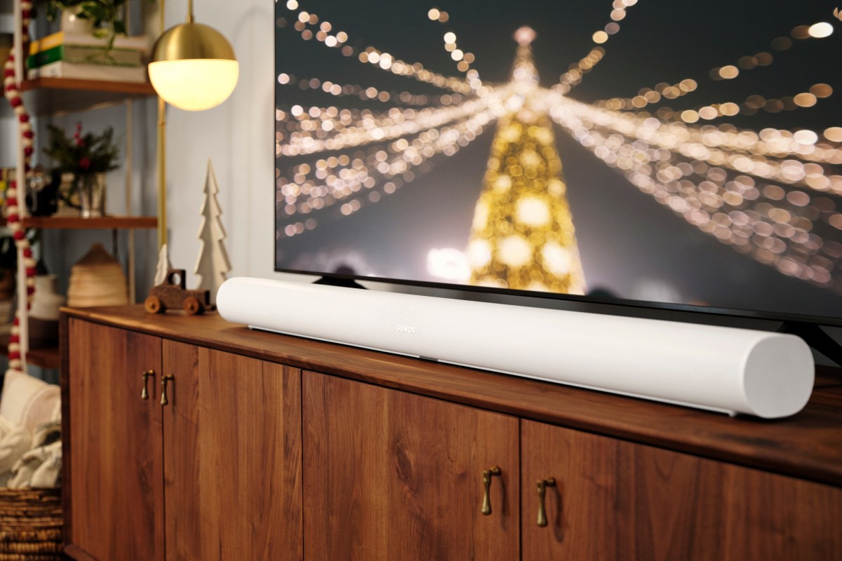 Sonos Soundbar in weihnachtlichem Ambiente.