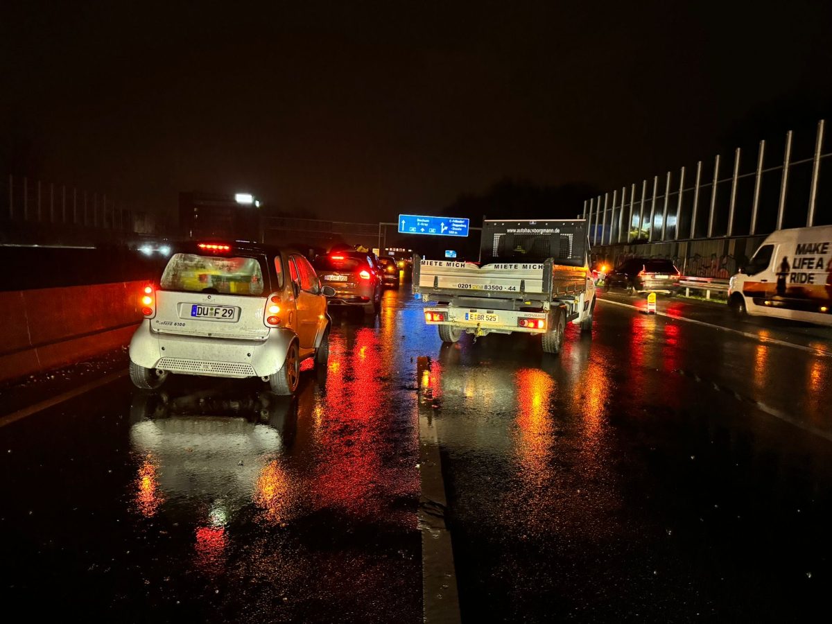 Auf der A40 in Essen kam es zu langen Staus wegen eines Massen-Crashs.